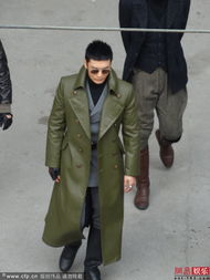 黄晓明着军大衣现身获洋助理服侍