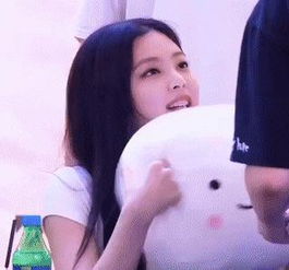 在很短的瞬间内对粉丝各种撒娇的女团爱豆,表情一直在变