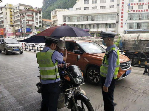 要紧大化一辆摩托车和一辆轿车相撞,摩托车骑手摔落在地
