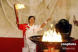 兵妈妈文娟点燃圣火盆火炬从洛阳转道安阳