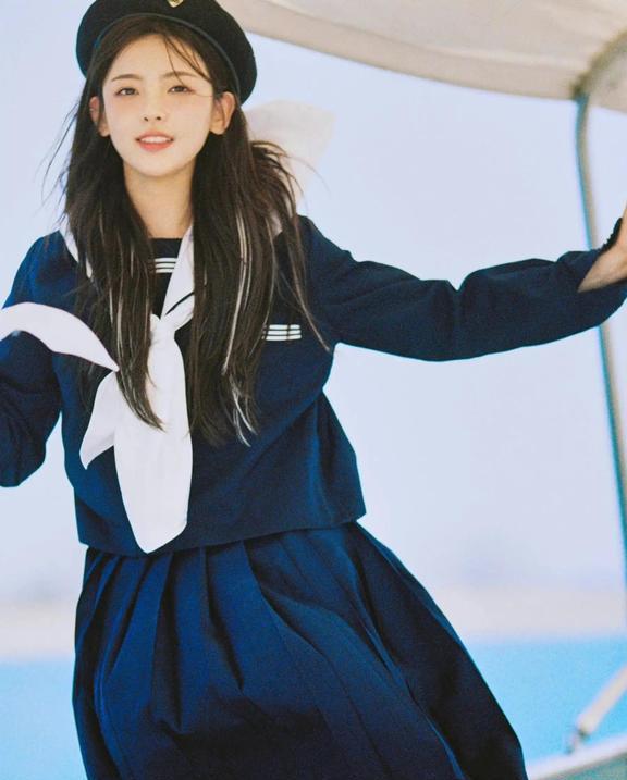 杨超越去年的深蓝水手服写真