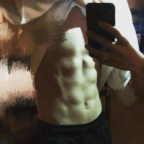 少年初长成王源深夜秀腹肌照,网友直呼太撩人