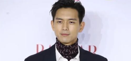 李现不理解baby的尴尬表情,使劲让她站c位,旁边是前任男友陈伟霆