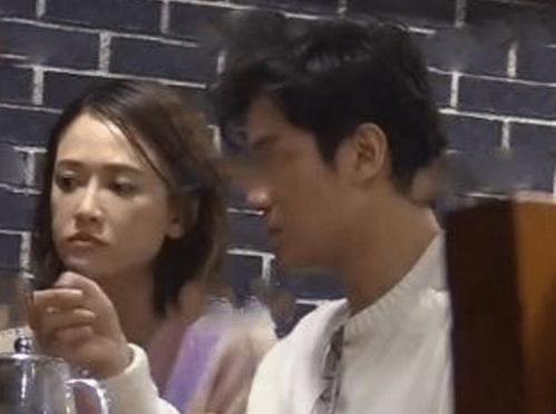 粉丝出门偶遇陈乔恩艾伦,男方全程面无表情,是不是真爱一目了然