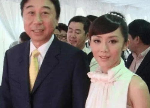 冯巩老婆照片曝光,两人同框像父女,难怪隐藏39年之久