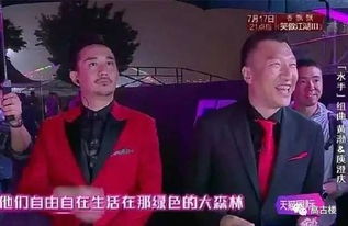 玉溪网友在路上看到一人边骑车边劈叉,追近一看,笑喷了