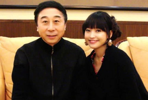 冯巩一家近照曝光,老婆风韵犹存,35岁儿子长相无话可说