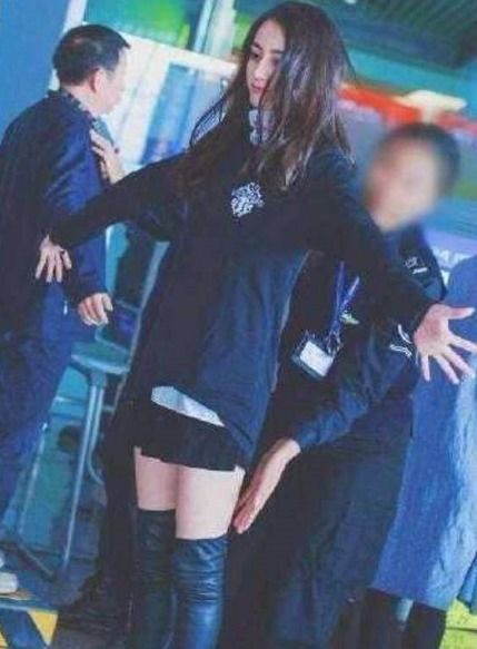 陈伟霆过安检一脸不情愿,热巴杨幂有亮点