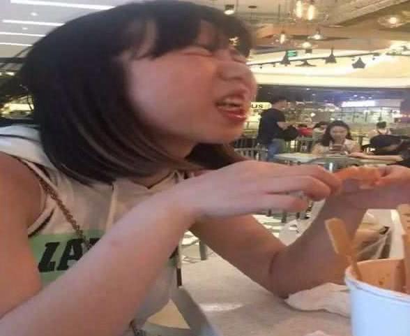 内涵段子这个美女怎么了是好吃到哭了吗这表情也太夸张了吧