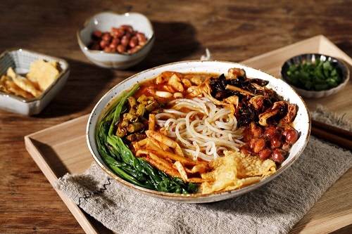 螺蛳粉闻臭师年入百万,广西25万个就业岗位,遍布螺蛳粉各环节
