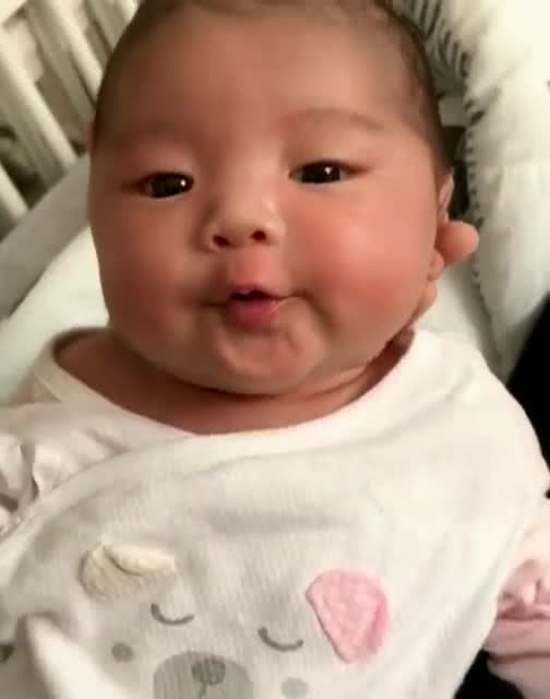 刚出生不久的小宝宝睡醒后小表情好丰富妈妈都被逗笑了