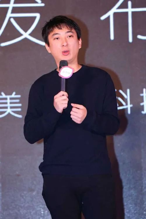 明星开始摆地摊张庭阵势大张萌超有梗华少送房王思聪遭喊话