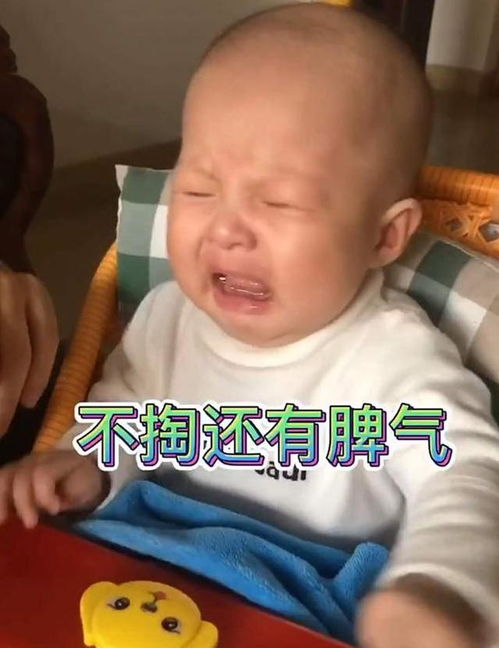 1岁萌娃沉迷于掏耳朵,表情太过于陶醉,看起来好舒服
