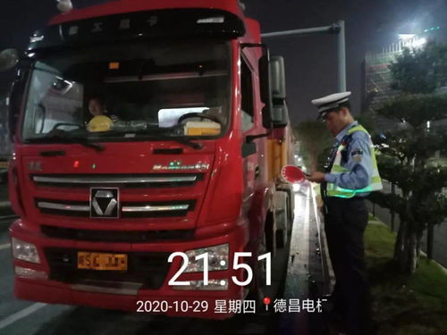 大货车堆出一个小山包还超限146