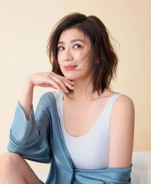 贾静雯带两个女儿学书法9岁咘咘机灵可爱似混血