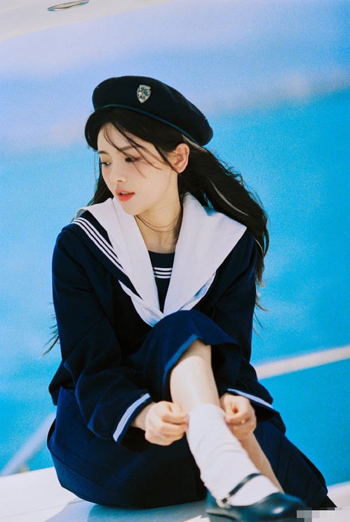 杨超越水手服胶片写真曝光清纯可人少女感十足