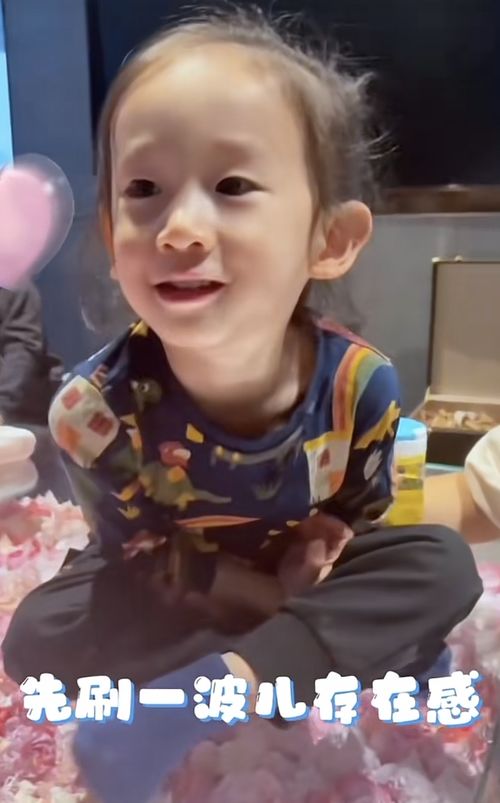 陈小春应采儿大儿子jasper小学毕业现场照曝光