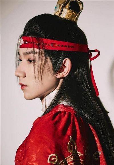 古装剧中的红衣少年躲过了成毅罗云熙,却被肖战一眼误终身