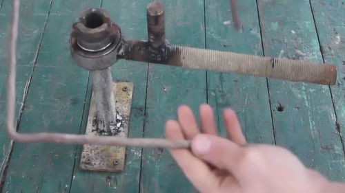钢筋工发明的弯钢筋神器,大大的提高了工作效率了