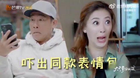 要亲亲才睡觉的表情图应采儿