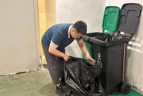 业主误将万元金项链扔进垃圾桶,物业管家保洁员帮忙找回