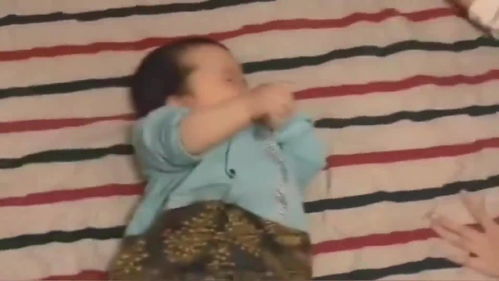 宝宝还不会翻身,把妈妈愁的面无表情,小姨子只好亲自演示一遍