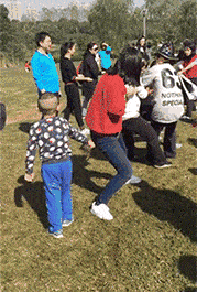 搞笑gif趣图,果然衣服还是黑色显瘦,白色显胖
