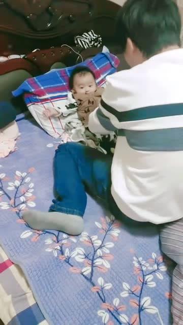面无表情的和爸爸玩,看见妈妈就激动了