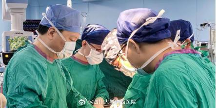 华西医院血管外科团队挑战极限,成功拆除重达32斤腹膜后肿瘤