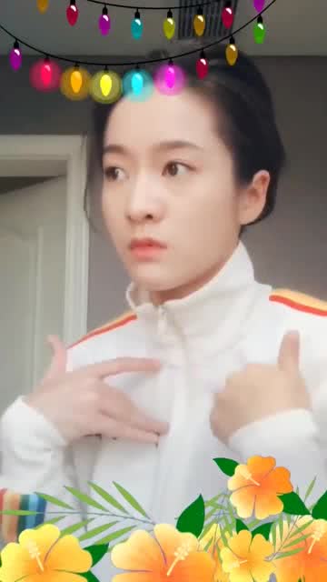 白发王妃张雪迎跳面部表情操的小姐姐,看着还没睡醒呢