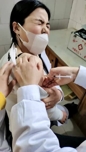 当女医生露肩膀被打针,面对这表情我只想说你也有今天