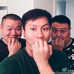 三人合影李晨变大脸糙汉小岳岳不改心机boy本色