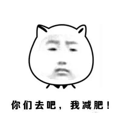 搞笑一刻,晚上带着自己家狗狗去散步,在路上停着一辆车