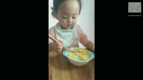 小宝宝不肯让妈妈吃她的饭,这小表情真的太可爱了