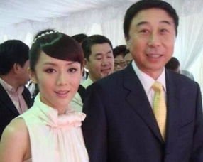 冯巩老婆照片被曝,明明是夫妻却像是父女网友难怪隐藏36年