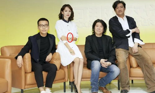 章子怡戴价值百万手表,一双嫩白腿瘦如筷子,手上绿色鸽子蛋抢镜