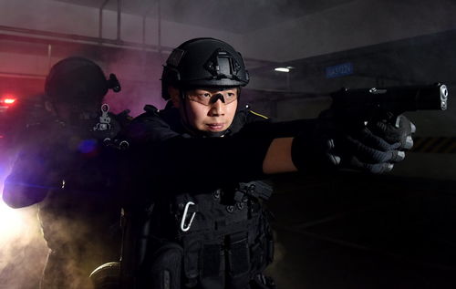 表情成都黑豹突击队特警李建华为救人质将手指插入抛弹口...表情