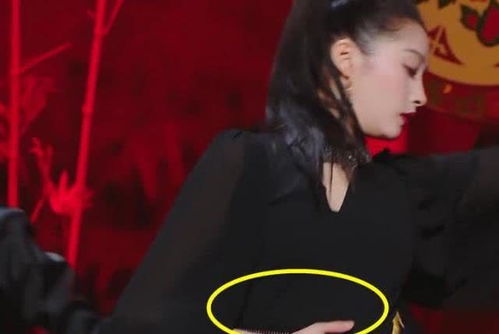 宋亚轩拦腰抱关晓彤,脸上表情早已出卖内心,想恋爱的节奏
