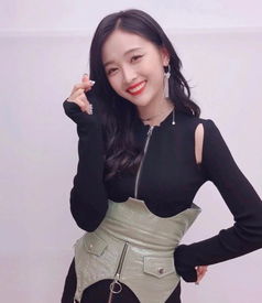 同样露牙龈,为何吴宣仪甜美依旧,刘亦菲就尴尬了