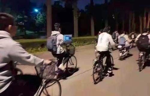 公司新来的00后卷王之王,老油条表示是真干不过...