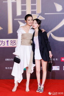 周冬雨现身微博之夜现场演绎小黄鸭的凝视