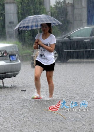 暴雨来临南昌部分路段积水严重