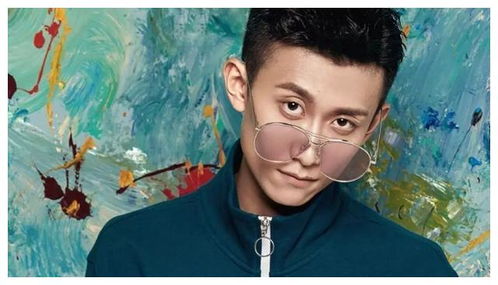 张一山和父亲罕见同行,张爸爸打扮时髦,两人表情相当一致