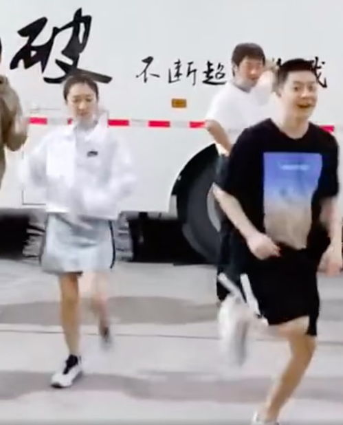 组图新晋舞王上线周冬雨跳广场舞变表情包呆萌可爱