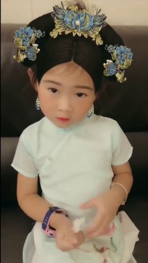 小妹妹模仿延禧攻略里的皇后娘娘,这演技可以啊,表情也都很到位