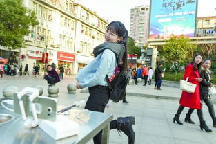 女生逛街表情包谭洁