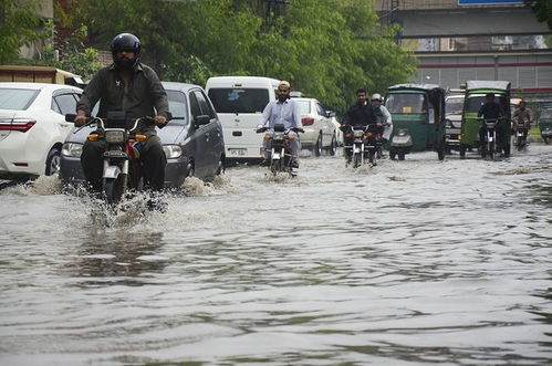 巴基斯坦遭遇暴雨民众洪水中前行