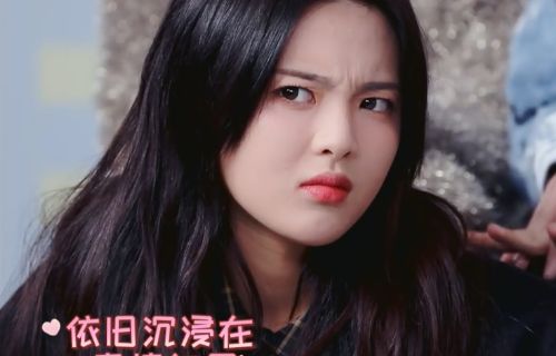 火箭少女模仿表情包,孟美岐吴宣仪实力卖萌,杨超越行为让人疑惑