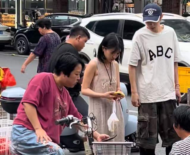 三只羊开始行动嘴哥与三千说表包鱼塘复出,小黄与帅哥街头漫步