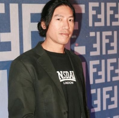 他是古惑仔里的乌鸦哥,戏中与生活中反差巨大,56岁至今未婚